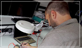 Dipendente Pearl che controlla un prodotto